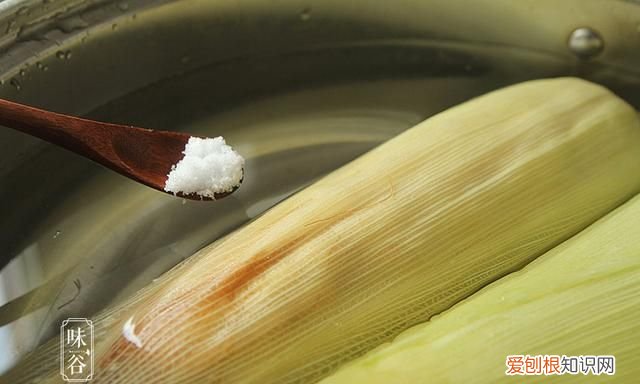 煮玉米,用清水是“外行”,多加2样东西,玉米香甜软糯,真实用