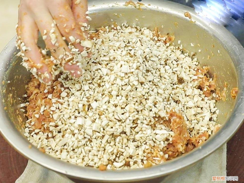 猪肉饺子馅的调制方法
