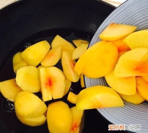 黄桃切开会氧化变黑吗,桃子切开后氧化变色还能吃
