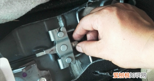 手刹线更换教程,汽车手刹线 怎么换