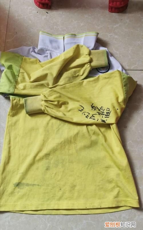 白色校服发霉了怎么洗掉,白色校服上的霉斑怎么才能洗掉