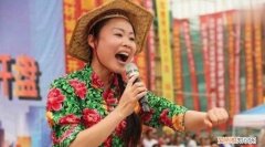 苦也哼着歌谣是什么歌，苦也不说累也不说哪首歌的歌词