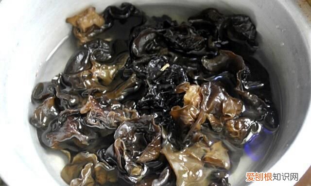 木耳用开水泡有害处吗,干木耳能用80度的水泡发
