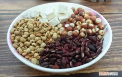 薏米红豆与芡实的比例，红豆薏米粥里面可以加芡实茯苓