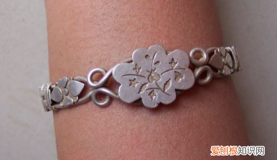 女人带银手镯有什么好处，女人戴银手镯有什么好处