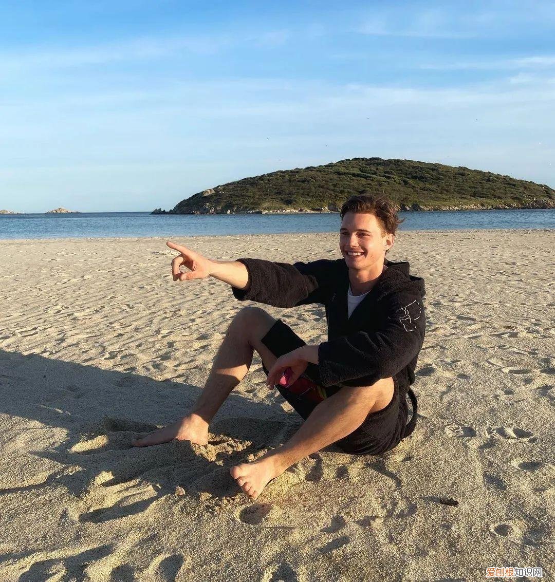 雅各布·约克斯特出镜 EMPORIO ARMANI 内裤广告