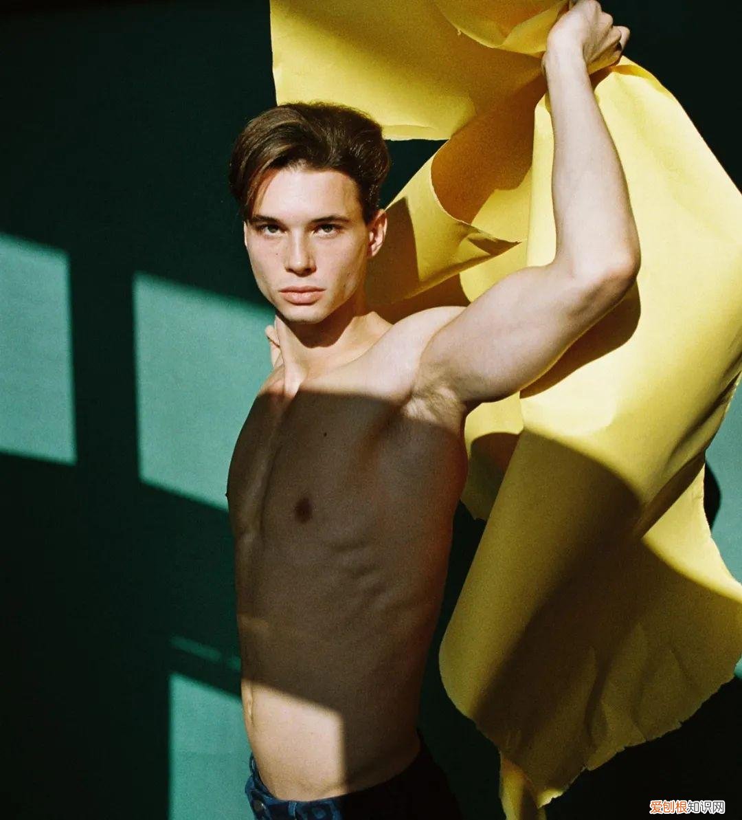 雅各布·约克斯特出镜 EMPORIO ARMANI 内裤广告