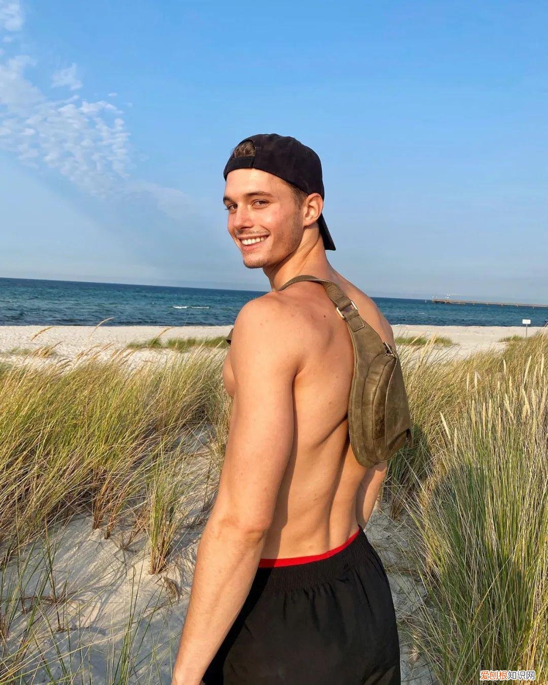 雅各布·约克斯特出镜 EMPORIO ARMANI 内裤广告