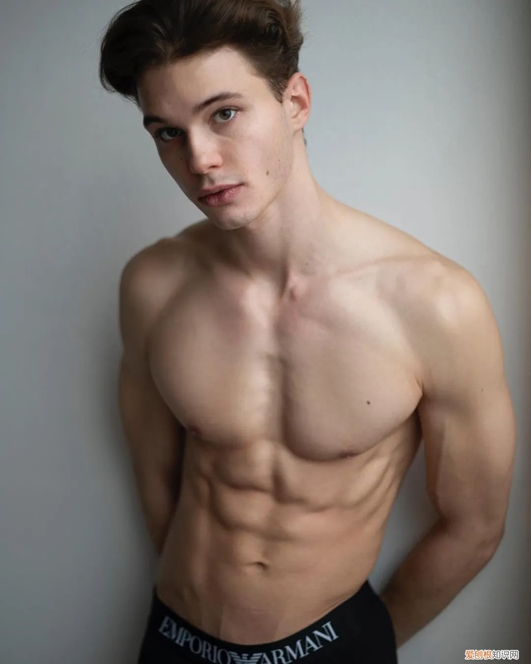 雅各布·约克斯特出镜 EMPORIO ARMANI 内裤广告