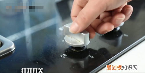 燃气灶风门如何调节，天然气灶怎么调节风门视频