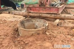 护筒的埋设要的作用，泥浆护壁成孔灌注桩施工时护筒的作用是什么