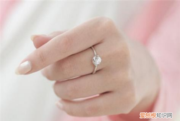 戒指中指什么意思，戒指带在中指是代表什么意思女士