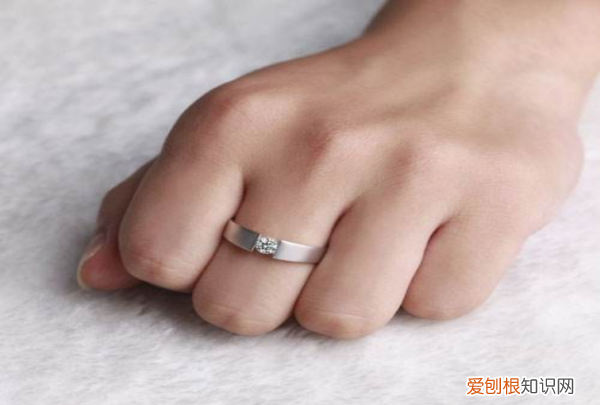 戒指中指什么意思，戒指带在中指是代表什么意思女士
