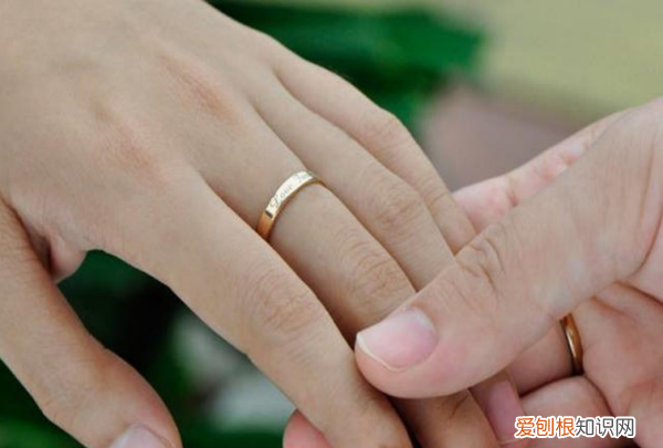 戒指中指什么意思，戒指带在中指是代表什么意思女士