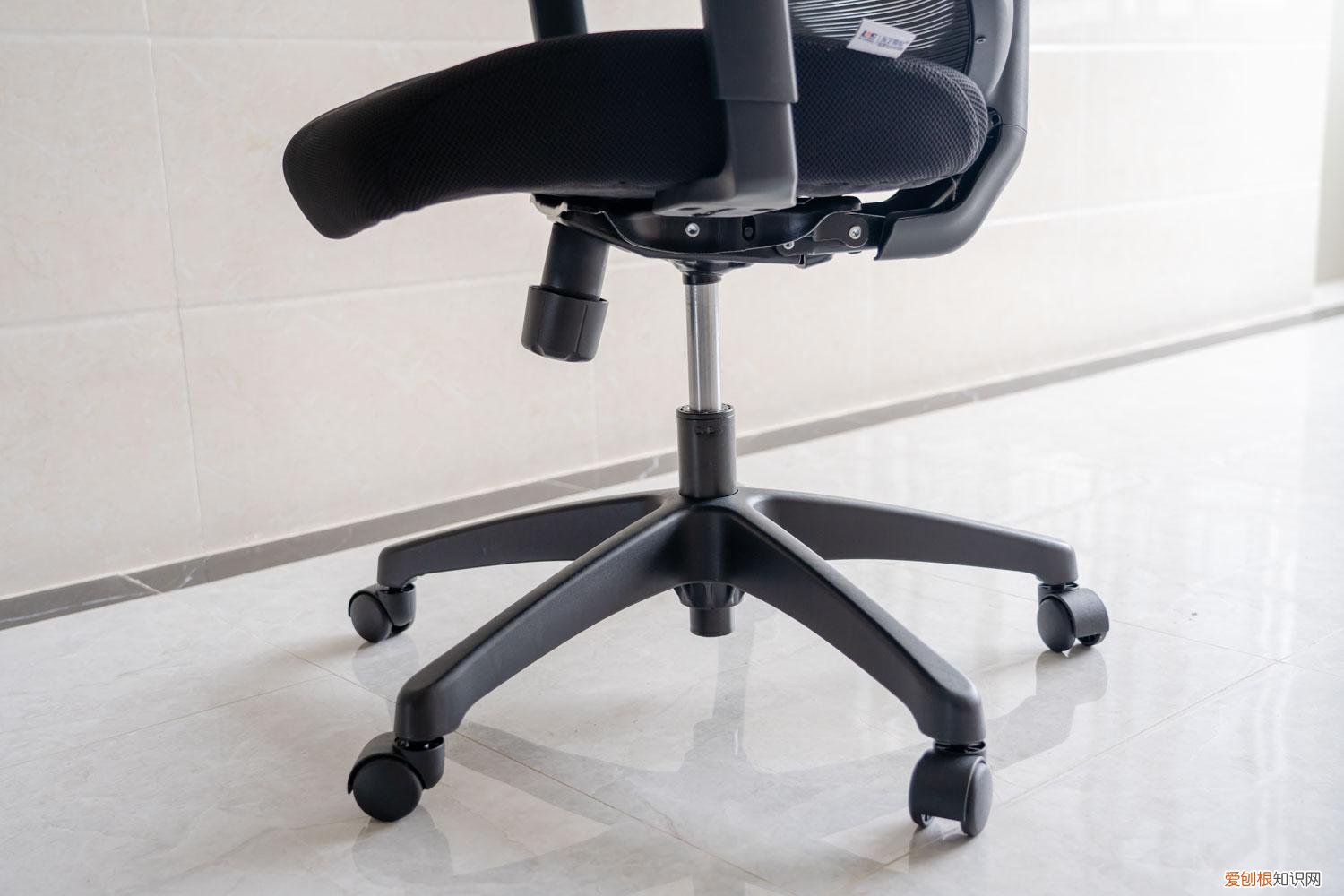 永艺人体工学椅评测：精准贴合，放松肌肉，久坐办公也轻松