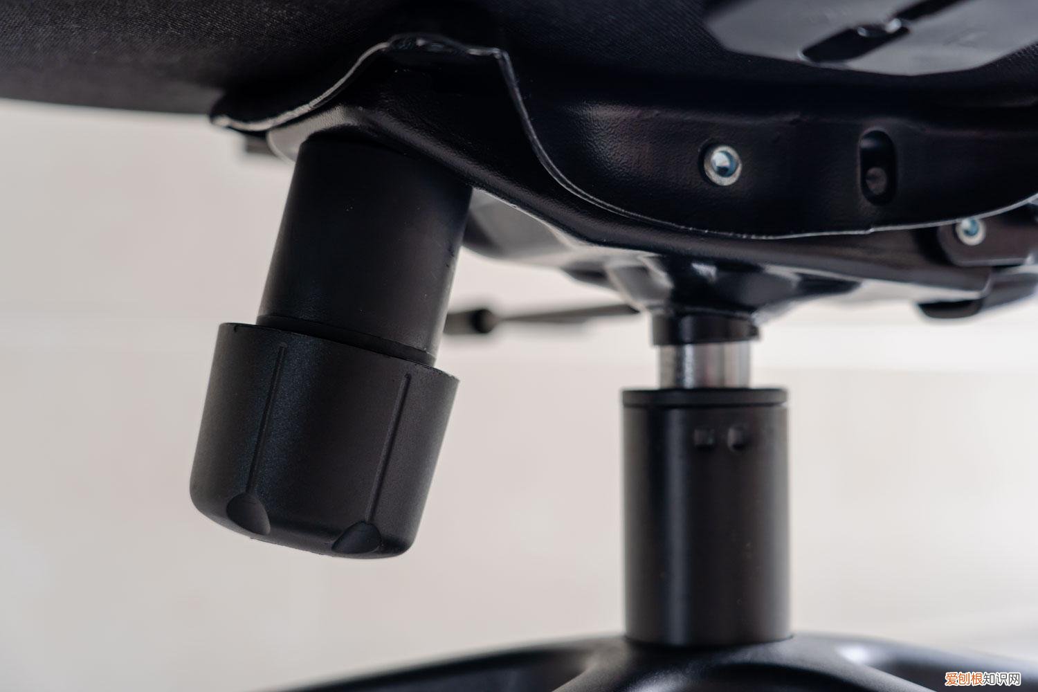 永艺人体工学椅评测：精准贴合，放松肌肉，久坐办公也轻松