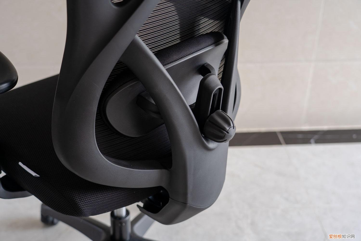 永艺人体工学椅评测：精准贴合，放松肌肉，久坐办公也轻松