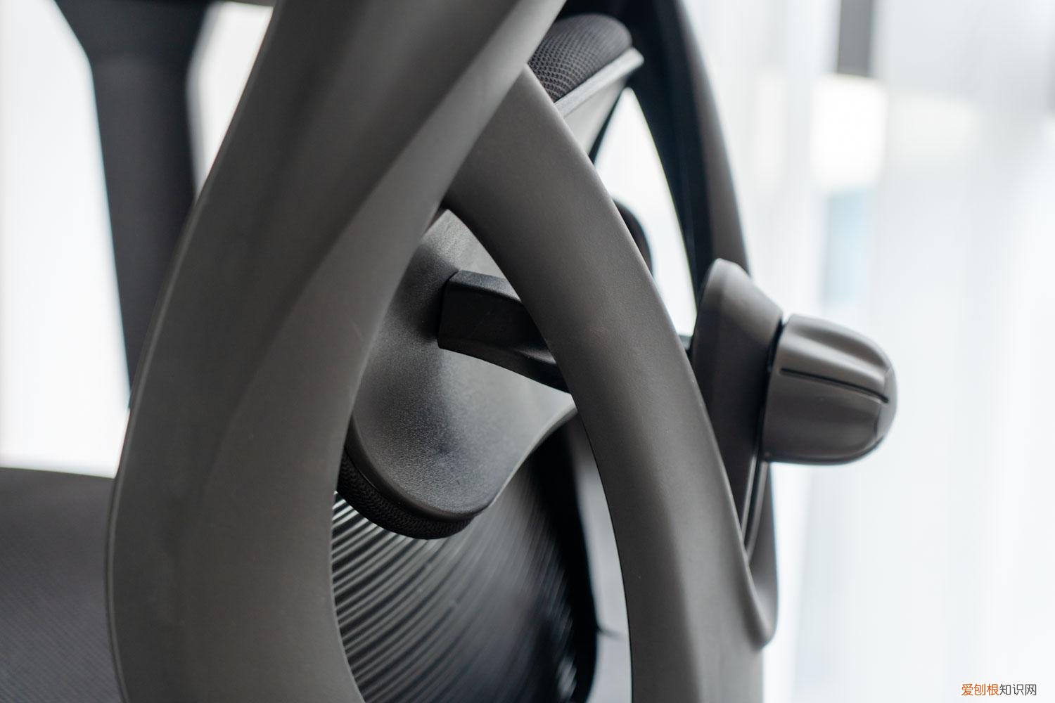 永艺人体工学椅评测：精准贴合，放松肌肉，久坐办公也轻松