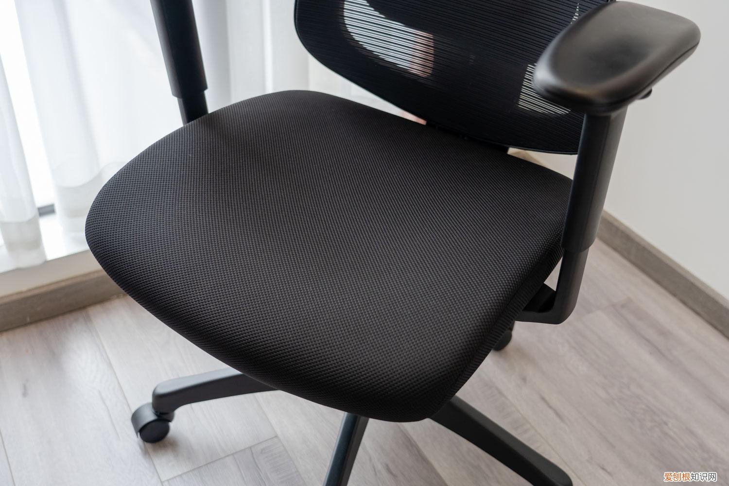 永艺人体工学椅评测：精准贴合，放松肌肉，久坐办公也轻松