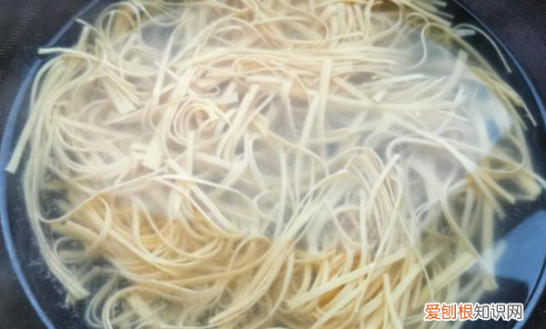 凉拌金针菇的做法，凉拌菜土豆金针菇的做法