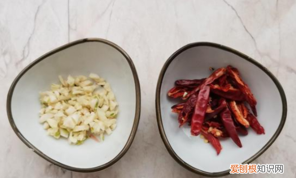 凉拌金针菇的做法，凉拌菜土豆金针菇的做法