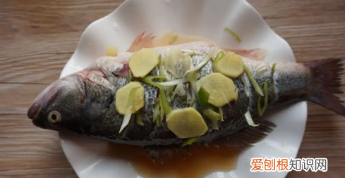 清蒸鲈鱼的做法是什么，清蒸鲈鱼怎么做好吃又简单