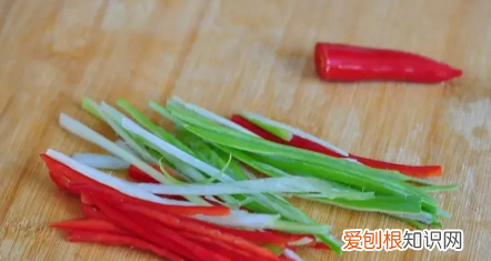 清蒸鲈鱼的做法是什么，清蒸鲈鱼怎么做好吃又简单