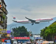 飞机飞过车水马龙的城市歌词是什么意思