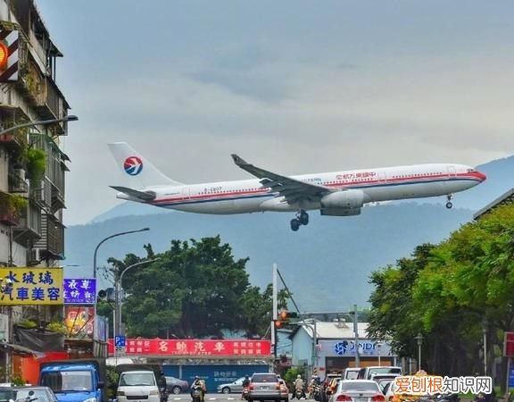 飞机飞过车水马龙的城市歌词是什么意思