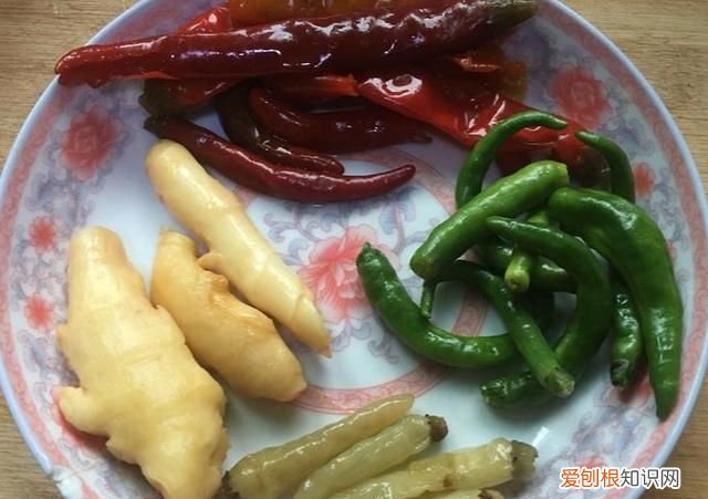 国庆从老家带的土鸭，用鸭肠鸭肝炒一盘泡椒鸭杂，味道简直太好了