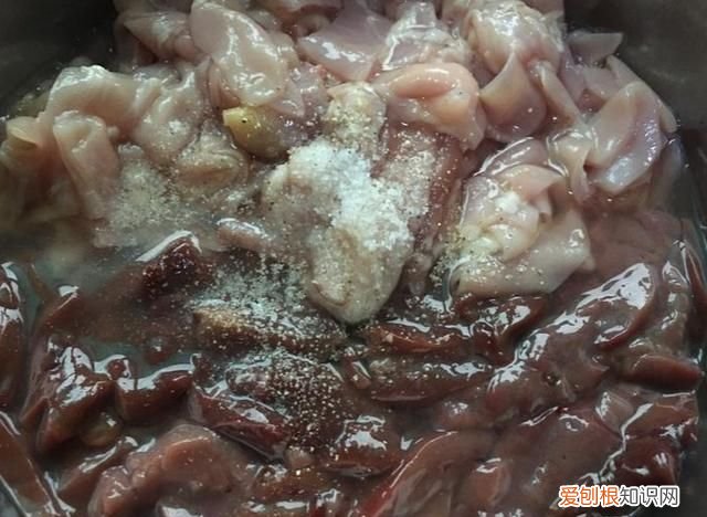 国庆从老家带的土鸭，用鸭肠鸭肝炒一盘泡椒鸭杂，味道简直太好了