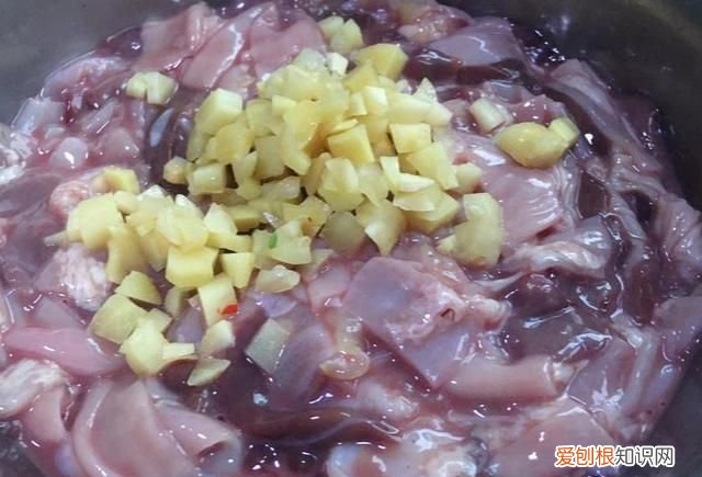 国庆从老家带的土鸭，用鸭肠鸭肝炒一盘泡椒鸭杂，味道简直太好了