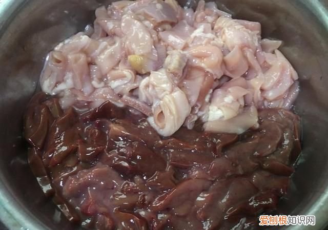 国庆从老家带的土鸭，用鸭肠鸭肝炒一盘泡椒鸭杂，味道简直太好了