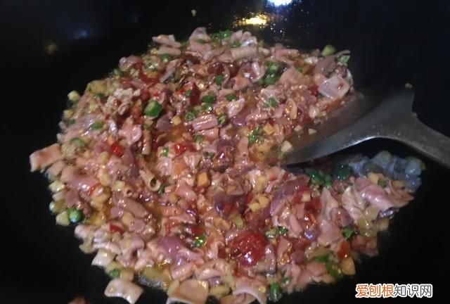 国庆从老家带的土鸭，用鸭肠鸭肝炒一盘泡椒鸭杂，味道简直太好了