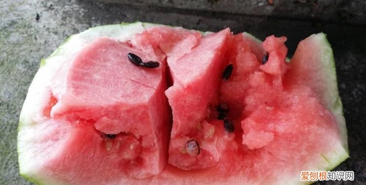 西瓜肉比较硬是什么原因,西瓜里面有僵块是什么原因