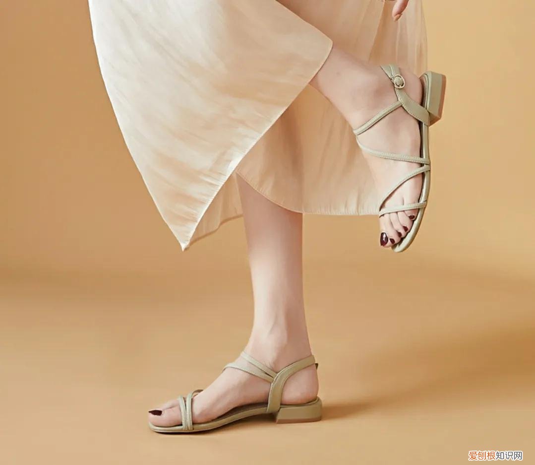 美到极致的平跟凉鞋