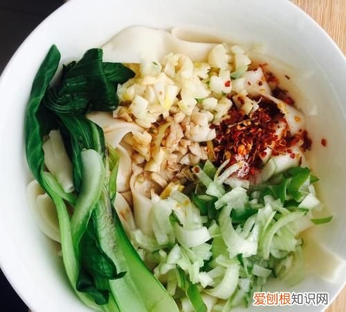 油泼面用陈醋还是香醋,油泼面用十三香还是五香粉