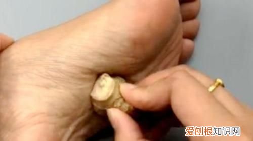 生姜擦在脚底什么位置，用生姜涂脚底有什么好处