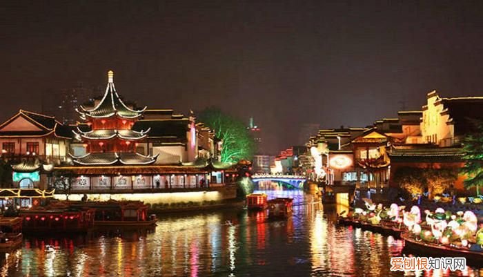 最著名的十里秦淮诗句,十里秦淮水相润烟雨金陵俏江南啥意思