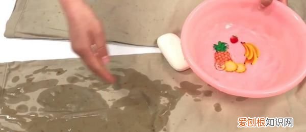 衣服溅上泥点为何洗不掉，白色裤子染上别的颜色了怎么办
