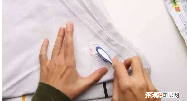 衣服溅上泥点为何洗不掉,白色裤子染上别的颜色了怎么办