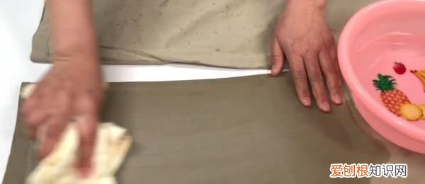 衣服溅上泥点为何洗不掉，白色裤子染上别的颜色了怎么办