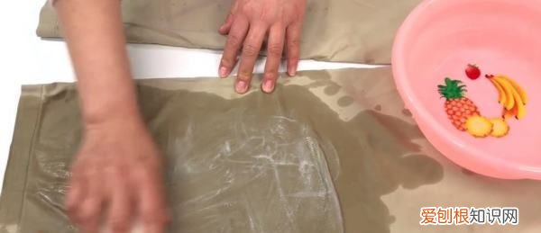 衣服溅上泥点为何洗不掉，白色裤子染上别的颜色了怎么办
