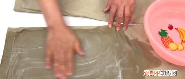 衣服溅上泥点为何洗不掉，白色裤子染上别的颜色了怎么办