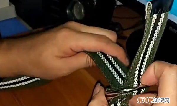 双环扣腰带怎么系，双环扣帆布腰带怎么系图解