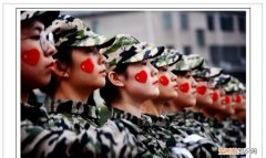 向前看齐前进什么解释，向前看齐时眼睛看前面同学的哪个部位