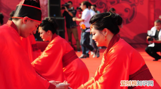 现代叩拜是什么意思，给长辈行什么叩拜礼