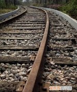 为什么铁轨上要铺石子