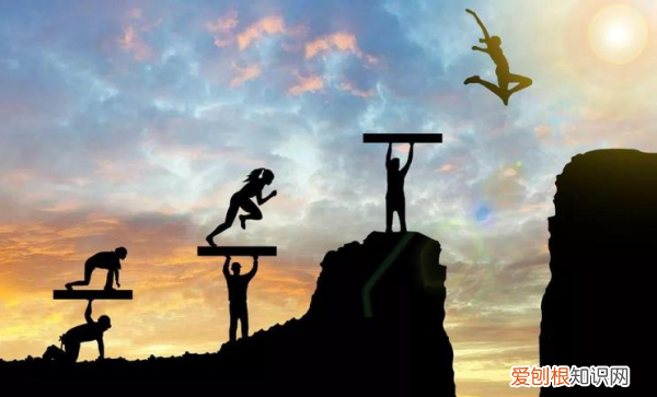 别拿一刻当永久上一句，跟着大哥混三天饿九顿是什么歌曲