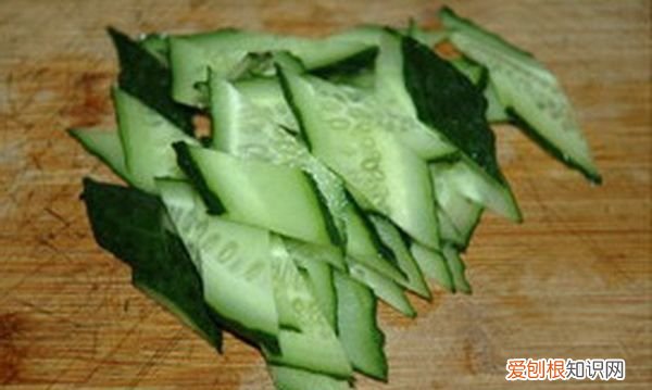 黄瓜切爱心怎么切，怎么把整个黄瓜切成拉花状呢
